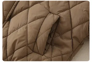 Detail der braun gesteppten Kinderjacke mit schräger Seitentasche und warmem Fleecefutter