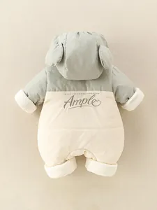 Barboteuse d'hiver pour bébé avec capuche à oreilles et broderie en vert sauge