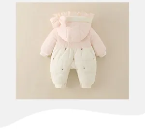 Detail eines rosa Baby-Stramplers mit Kapuze, Rüschenkanten und süßen Schleifen