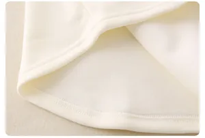 Detail des Fleecefutters und der feinen Nähte an der cremefarbenen Baby-Winterjacke