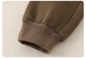 Detailansicht der dichten Rippbündchen an einem dicken braunen Winter-Fleece-Hoodie