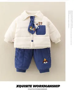 Détail d'une veste d'hiver rembourrée pour bébé avec broderie chien et col velours