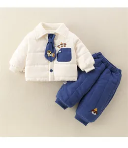 Détail d'un ensemble d'hiver pour bébé avec broderie de teckel et texture matelassée
