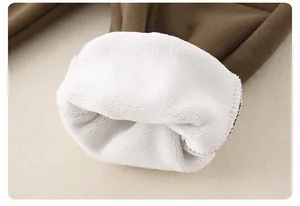 Nahaufnahme von weißem Lammfellfutter und Strickstoff der Winterjacke für Kinder