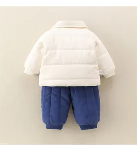 Détails du haut de l'ensemble d'hiver pour bébé avec tissu matelassé et poignets côtelés