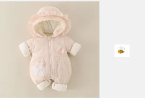 Détails de la barboteuse matelassée rose avec broderie florale et capuche volantée