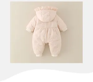 Vue arrière d'une barboteuse matelassée rose avec capuche à volants et poignets coupe-vent