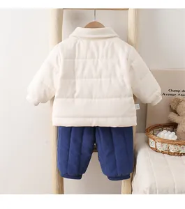 Détail d'un ensemble d'hiver matelassé pour bébé avec veste et pantalon en coton