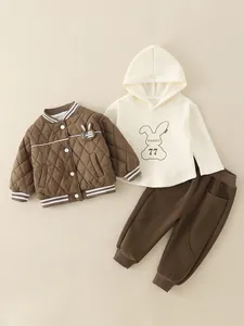 Kleinkinder Winter 3-Teiler mit brauner Steppjacke, weißem Hoodie und Jogginghose