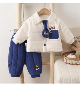 Détails de l'ensemble hiver matelassé pour bébé avec broderie chien et nœud papillon
