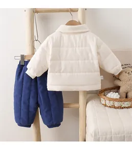 Ensemble d'hiver matelassé pour bébé avec veste crème et pantalon bleu marine épais