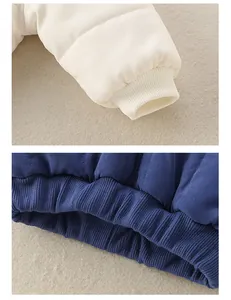 Vue détaillée des poignets et de l'ourlet côtelés sur des vestes d'hiver rembourrées