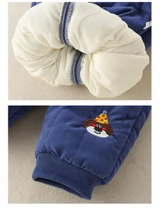 Détail de l'ensemble d'hiver pour bébé avec doublure polaire et broderie chiot mignon