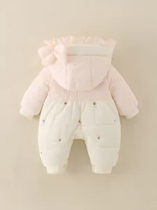 Winter Baby Schneeanzug mit rosa Schleife und warmen Rüschendetails für Kleinkinder