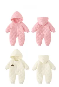 Détails des combinaisons matelassées pour bébé en rose et crème avec broderie chiot