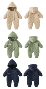 Détail de la barboteuse à capuche pour bébé avec tissu matelassé et broderie chien