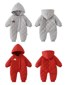 Détail des combinaisons rembourrées pour bébé avec capuche et finitions côtelées