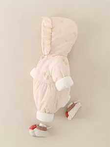 Combinaison bébé rose à capuche avec broderies florales et chaussons pour l'hiver