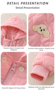 Détails de la combinaison bébé matelassée rose avec motifs cœurs et écusson cartoon