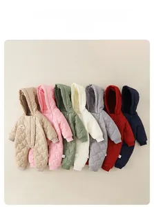 Vue détaillée de barboteuses d'hiver matelassées pour bébé en sept couleurs assorties