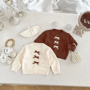 Schickes Strickjacken und Schlaghosen Set für Babys mit Schleifen und Accessoires