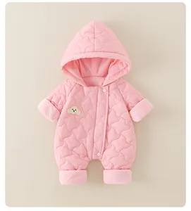 Détail d'une barboteuse matelassée rose pour bébé avec patch chiot et bords doux
