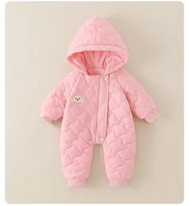 Détail d'une barboteuse rose pour bébé avec texture matelassée et broderie animale