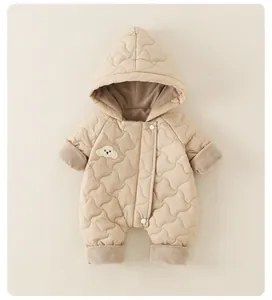 Détail de la barboteuse matelassée pour bébé avec doublure peluche et broderie
