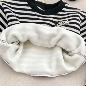 Gestreiftes Jungen-Sweatshirt-Set mit weichem Fleece-Futter und Cartoon-Patch-Detail