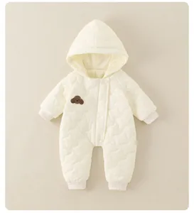 Détail d'une barboteuse matelassée pour bébé en coton avec broderie et bords-côtes