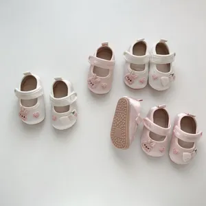 Detail von weichbesohlten Baby-Mary-Janes mit Hasen-Stickerei und rutschfestem Boden