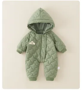 Détail de la barboteuse matelassée vert avocat pour bébé avec broderie chien et pressions