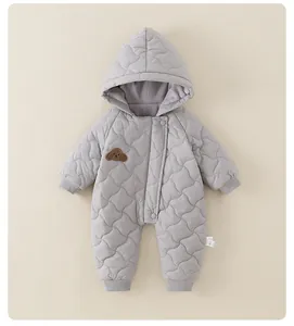 Détail de la barboteuse matelassée pour bébé avec texture nuage et broderie de chien