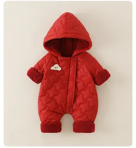Détail d'une combinaison bébé rouge matelassée avec doublure en peluche et écusson