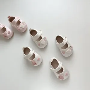 Detailansicht der Baby-Mary-Jane-Schuhe mit süßer Hasenbestickung und weichem Seidenglanz