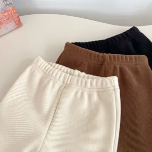 Dettaglio di leggings in maglia a coste per neonata in bianco, marrone e nero con elastico