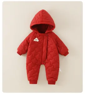 Détail d'une grenouillère bébé matelassée rouge avec doublure épaisse et broderie chien