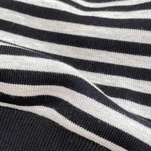 Makroaufnahme der gestreiften Strickstofftextur mit weichen grau-weißen Streifenmustern