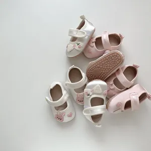 Nahaufnahme von Baby-Mary-Janes mit Hasen-Stickerei und rutschfesten Gummisohlen für Mädchen