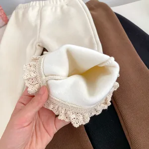 Pantaloni a zampa foderati in pile per bambina con tessuto a costine e pizzo invernale