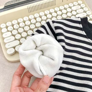 Detail eines gestreiften Jungen-Sweatshirts mit weichem Fleece-Futter für den Winter