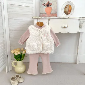 Dettaglio completo invernale rosa da bambina con gilet in pelliccia e ricamo a coniglio