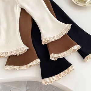 Dettaglio di leggings a zampa per bambine con bordi in pizzo raffinato in tre colori