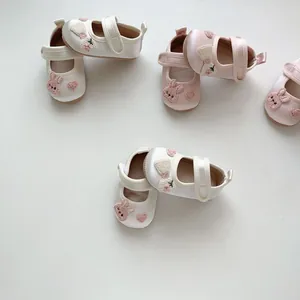 Detail von Satin-Lauflernschuhen für Babys mit Hasenstickerei und Klettverschluss