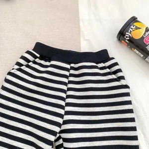 Detailansicht der gestreiften Jungenhose mit elastischem Bund und seitlichen Taschen