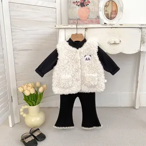 Dettaglio completo invernale tre pezzi bimba con gilet panda e pantaloni a zampa