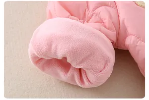 Gros plan de la barboteuse rose matelassée avec doublure polaire douce pour bébé