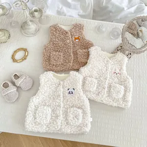 Détails rapprochés de gilets en polaire pour bébé avec broderies d'animaux mignons