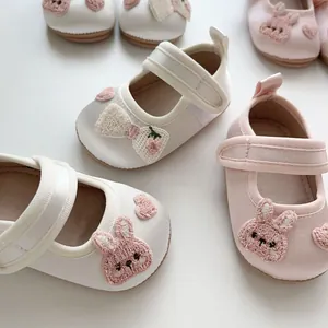 Süße Baby-Lauflernschuhe für Mädchen mit Hasen-Stickerei und weicher Sohle in Rosa
