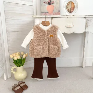 Dettaglio del set tre pezzi per bambina con gilet di peluche e pantaloni a zampa